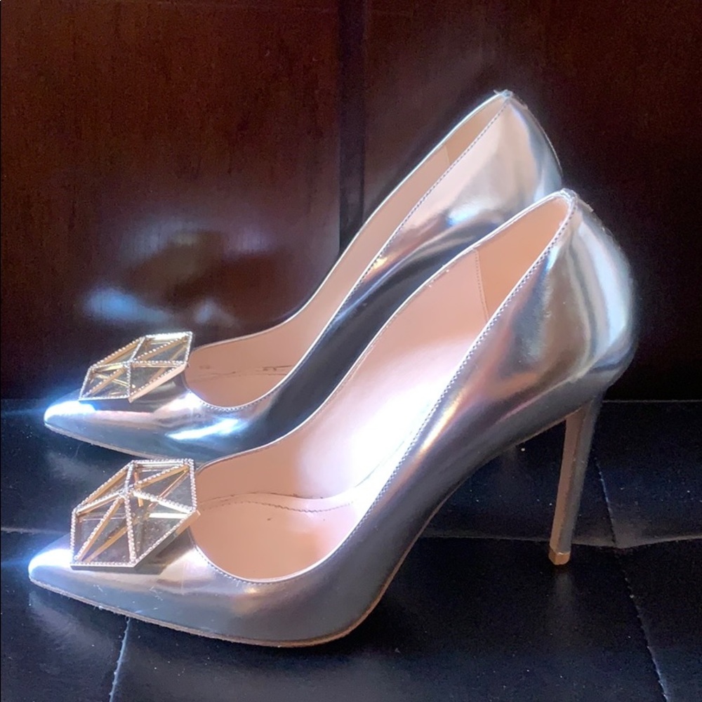 pumps - Picture 2 of 6
